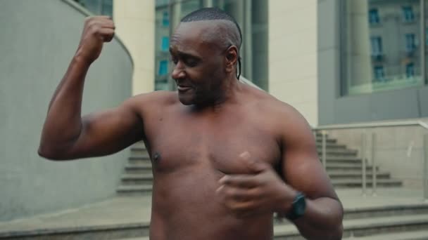 Moyen Âge Adulte Afro Américain Ethnique Fort Athlète Homme Bodybuilder — Video