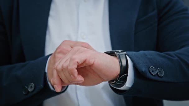 Beskuren Närbild Manlig Hand Med Armbandsur Asiatisk Medelålders Affärsman Chef — Stockvideo