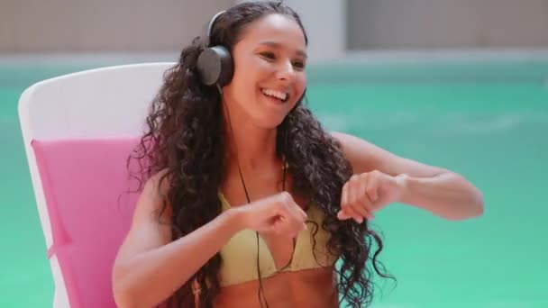 Hispanic Curly Arabian Sexy Woman Tourist Listen Loud Music Headphones — Stock Video