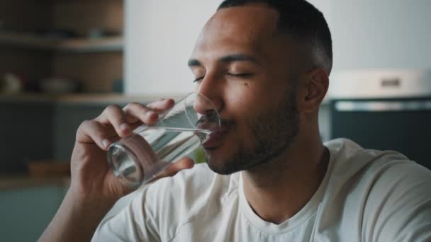非洲裔美国人健康运动员男子男子运动员运动健将室内喝凉水喝清凉饮料提神新鲜营养水平衡身体降 — 图库视频影像