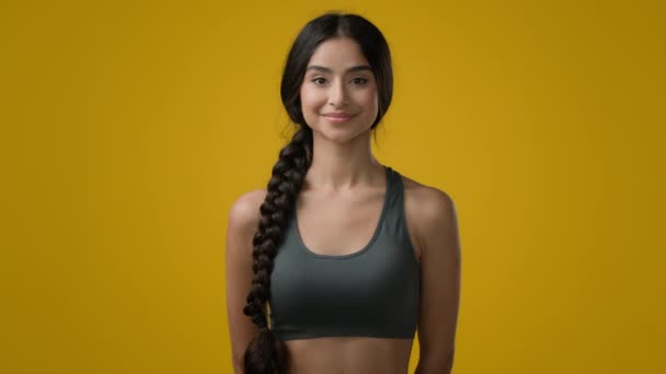 Χαμογελώντας 20S Σπορ Γυναίκα Στο Στούντιο Γυναίκα Θετικός Αθλητής Κορίτσι — Αρχείο Βίντεο