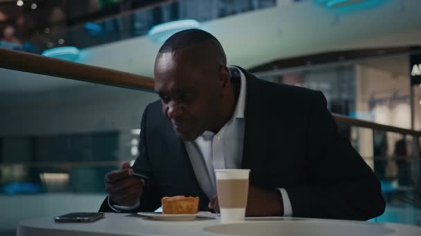 Afro Americano Mediana Edad Empresario Café Visitante Hombre Sentado Comer — Vídeos de Stock