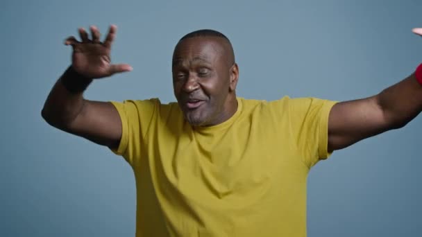 Дорослий Активний Веселий Афроамериканський Смішний Спортивний Чоловік Танцює Сірому Фоні — стокове відео
