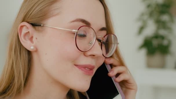 Närbild Kvinnliga Ansikte Leende Affärskvinna Glasögon Svara Samtal Huvudskott Kaukasiska — Stockvideo