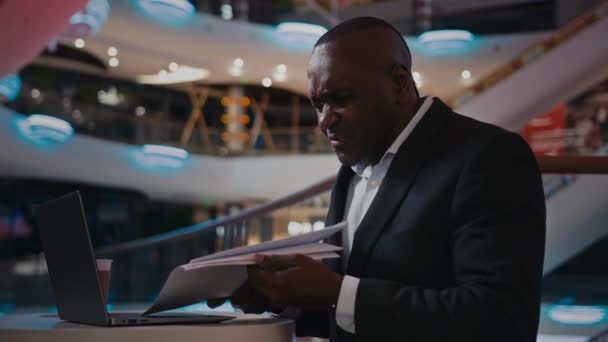 Belgeleri Olan Kızgın Memnun Olmayan Yaşlardaki Afrikalı Adamı Laptoptan Konuşan — Stok video