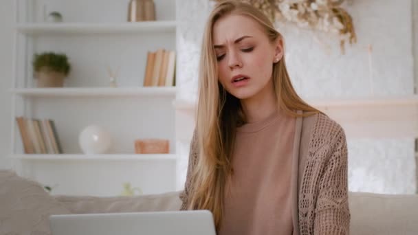 Blanke Vrouw Met Laptop Take Bril Lijden Met Astigmatisme Pijn — Stockvideo