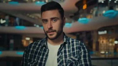 Mutlu, genç, motive olmuş iş adamı buraya gelip Arap İspanyol asıllı, serbest çalışan erkek alışveriş merkezine davet ediyor. Misafirperverliğini dile getiriyor. Katılın.