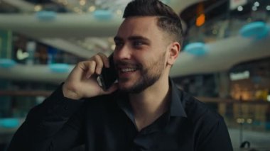 Gülümseyen girişimci, beyaz tenli işadamı, 30 'lu yaşlarda, işveren patronu, cep telefonu satıcısı, uzaktan görüşme müvekkil görüşmesi, akıllı telefon görüşmesi.