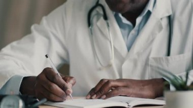 Görüşü kapatın, doktor doktor pratisyen hekim masa başında evrak yazma tarifi hazırlıyor sağlık belirtilerini dolduruyor ya da sağlık sigortası not defteri planlama gününde tıbbi notlar yazıyor.