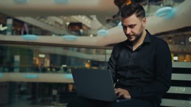 Kafkasyalı iş adamı serbest çalışan iş adamı laptopta sosyal ağlarla sohbet eden modern teknoloji sanal iletişim kullanarak internet sitesi ticari satışları yapıyor.