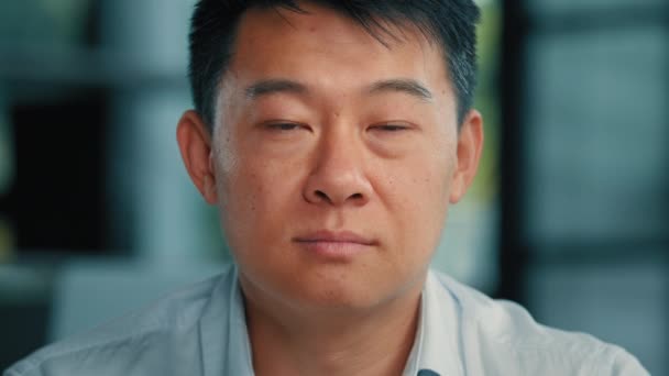 近照成熟的亚洲男子40多岁商人老板雇主律师领导中年男子中年男子日本男子在现代办公室摆姿势看着镜头严肃而不愉快的表情 — 图库视频影像
