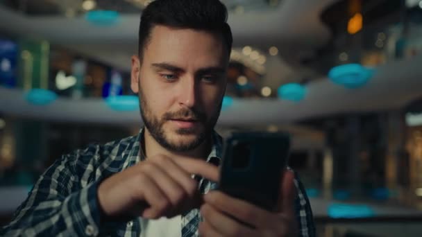 Podekscytowany Latynoski Biznesmen Zwycięzca Shopper Wskazując Ekranie Telefonu Mężczyzna Użytkownik — Wideo stockowe