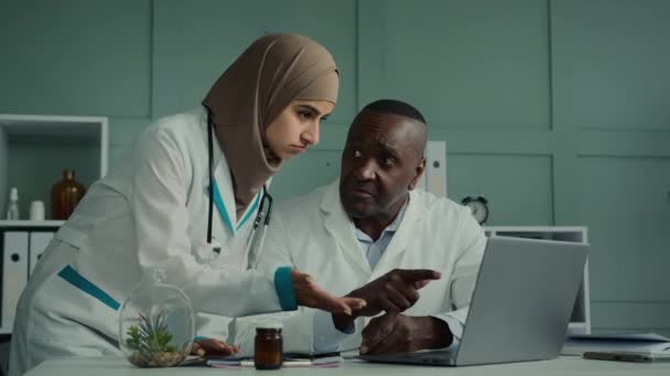 Wielorasowi Lekarze Dyskutują Pracy Zespołowej Afrykański Mężczyzna Arabska Kobieta Dwóch — Wideo stockowe