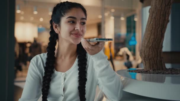 Vrouwelijke Arabisch Student Meisje Zitten Winkelcentrum Spreken Mobiele Telefoon Verzenden — Stockvideo