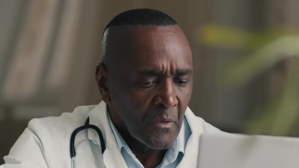Portret Pracownik Medyczny Dojrzały 50S Mężczyzna Afrykański Lekarz Ogólny Lekarz — Wideo stockowe