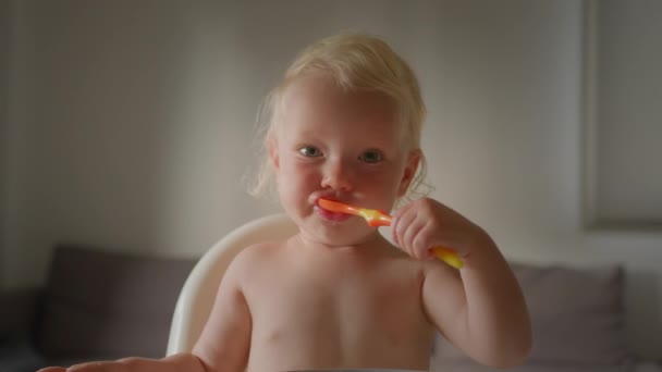 Nyfødte Blonde Barn Sød Lille Kaukasiske Baby Pige Eller Dreng – Stock-video