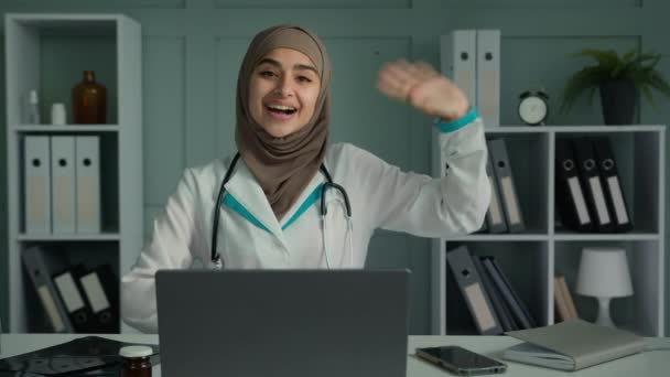 Webcam Ver Feliz Joven Médico Mujer Pediatra Psicoterapeuta Saludo Paciente — Vídeo de stock
