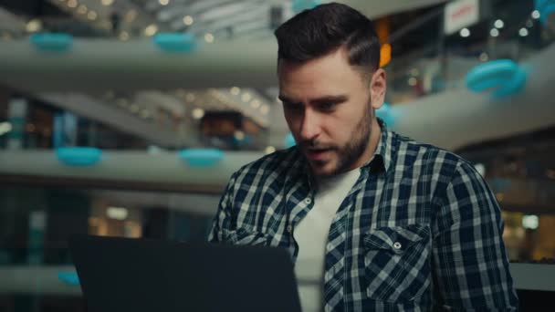 Sikeres Férfi Üzletember Arab Etnikai Férfi Dolgozik Távolról Használja Laptop — Stock videók