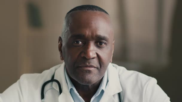 Närbild Ansikte Medicinska Porträtt Äldre Man Läkare Specialist Allmänläkare Arbetar — Stockvideo
