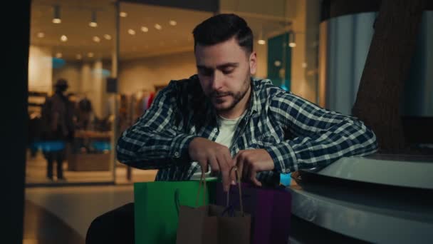 Hombre Shopaholic Hombre Negocios Cliente Caucásico Hombre Desempacar Bolsas Con — Vídeos de Stock