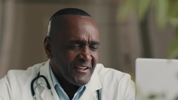 Afrikalı Doktor Psikoterapist Orta Yaşlı Adam Pratisyen Hekimi Konferansta Hastayla — Stok video