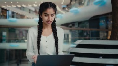 Genç Arap öğrenci İspanyol iş kadını serbest çalışan güzel milenyum kızı bilgisayar konferansı uygulaması kullanıyor uzaktan arkadaş internet iletişimiyle online iş brifingi konuşması yapıyor.