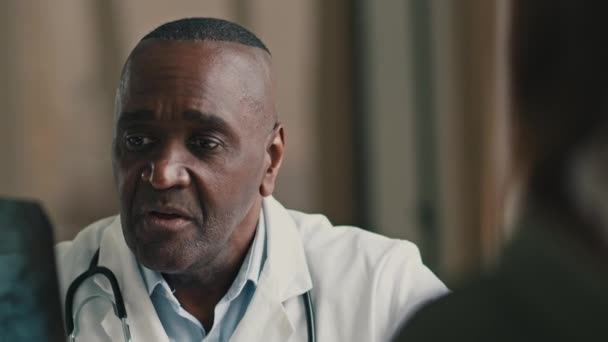 Radiologe African American Man Doctor Chirurg Look Roentgen Analyzing Ray — Stockvideo