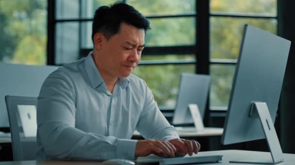 Kinesiska Medelålders Affärsman Arbete Datorn Får Dålig Post Anmälan Fel — Stockvideo
