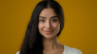 20 'li yaşlarda, sarı stüdyo arkaplanındaki portre resmini çek. Hintli, etnik kadın, model, müşteri, gülümse, yüz ifadesi, kozmetoloji dermatolojisi gülümse.