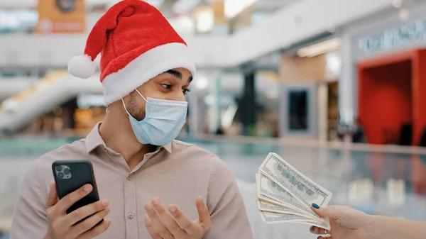 Homme Ethnique Gars Masculin Dans Masque Médical Noël Noël Chapeau — Photo