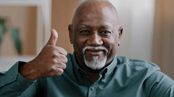 Mutlu Yaşlı Etnik Yaşlı Afrikalı Yaşlı Bir Adamın Portresi Başparmağını — Stok fotoğraf