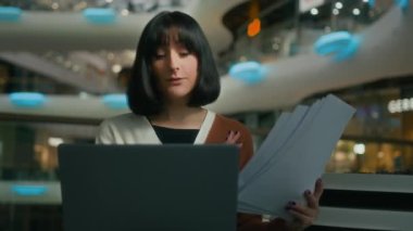 Yaratıcı şirket çalışanı kadın CEO kadın girişimci kız iş kadını içerideki iş kadını bilgisayarlı tartışma belgeleriyle video konferansı düzenliyor.