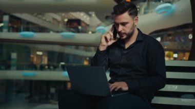 İş adamı Kafkasyalı işveren 30 'lu yaşlardaki girişimci şirket konuşmaları cep telefonu iş konuşmaları online sohbetinde uzak mesafelere gidiyor aynı anda birden fazla iş yükleme işi yapıyor internet sitesi tarama teknolojisi iletişimi