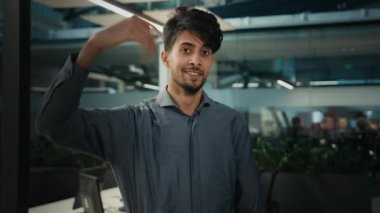 Genç girişimci Hintli Arap işadamı erkek ofis çalışanı İK müdürü şirkete hoş geldin jesti isteyin şirket ekibine katılın ve misafirperverliğinizi gösterin
