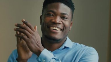 Afro-amerikan mutlu duygusal adam kazanan ofis çalışanı erkek işadamı el çırpıyor zaferi kutluyor tebrik ediyor iş fikrini alkışlıyor iyi sonuç işareti baş parmak yukarı