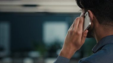 Arkadan bakıldığında, bilinmeyen erkek işadamı, girişimci HR yöneticisi, yönetici, cep telefonu, uzak müvekkil kullanımı, cep telefonu kullanımı, kablosuz iş konuşmaları.