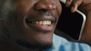 Yüzü kapatın Afro-Amerikan iş adamı profesyonel girişimci ofis çalışanı patron cep telefonu uzaktan bağlantı görüşmeleri elektronik cihaz kullanın uzak danışma istemcisi