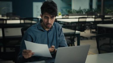 Genç Hintli Arap işadamı büro çalışanı 30 'lu yaşlardaki etnik adam görüntülü konuşma bilgisayar iş görüşmesi konferansı uygulaması kağıt sözleşmesi belgelerini online hukuki danışmanlığı açıkla