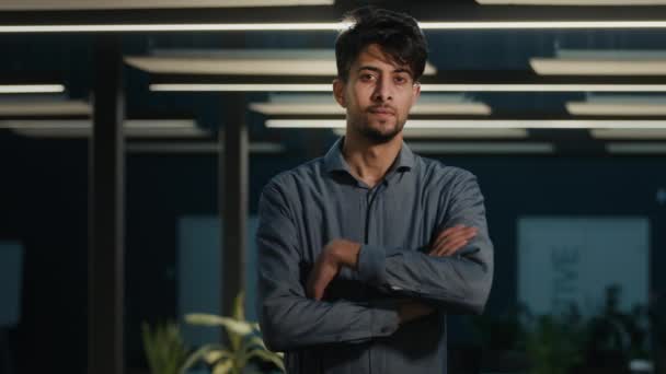 Уверенный Индийский Мужчина Арабский Бизнесмен Офисный Работник Успешный Брокер Босс — стоковое видео