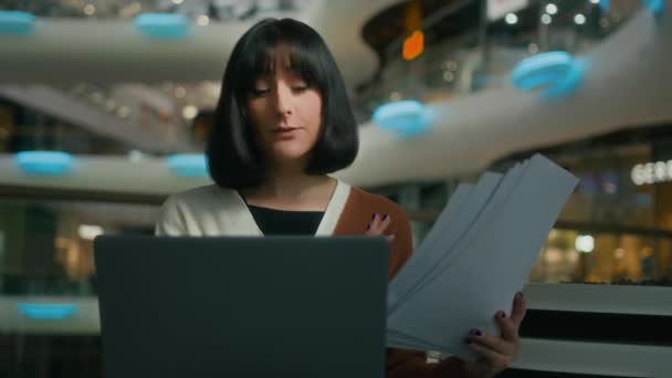 실내에 창의적 회사에 사업가 노동자의 사장인 사업가 소녀는 노트북 문서와 — 비디오