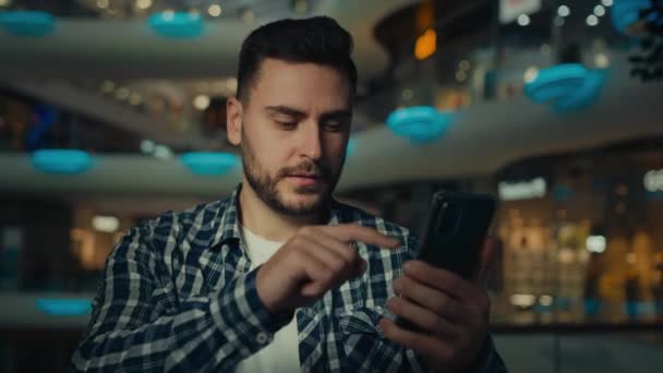 驚きの幸せな男性バイヤークライアントビジネスマンの勝者は 携帯電話のクリックを使用してモバイル画面上のショッピング割引を獲得ジャックポットアラビア人男性はオンライン注文が成功ビジネスの利益興奮反応を祝う作る — ストック動画