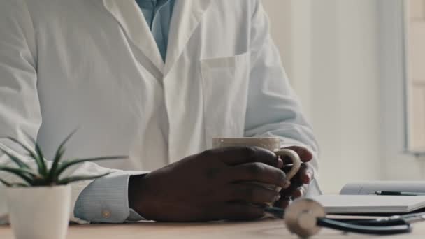 Άγνωστο Αρσενικό Γιατρό Ιατρός Λευκό Παλτό Κάθονται Στο Νοσοκομείο Κλινική — Αρχείο Βίντεο