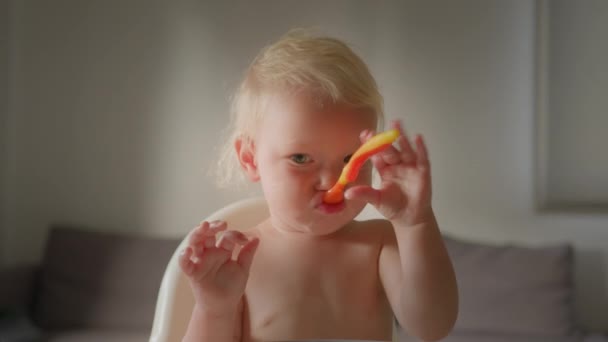 Rolig Nyfödd Bebis Bedårande Flicka Pojke Spädbarn Barn Leka Med — Stockvideo