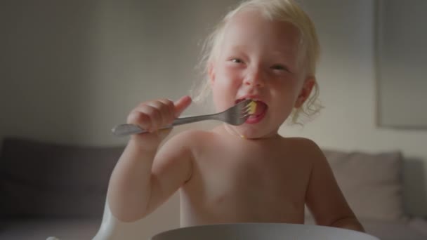 Spædbarn Barn Kaukasiske Nyfødte Pige Dreng Spiser Med Gaffel Sidde – Stock-video