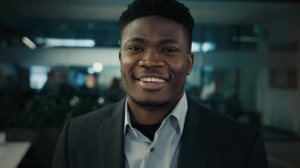 Zuversichtlich Millennial Amerikanischen Afrikanischen Geschäftsmann Teamleiter Büroangestellte Ceo Chef Anwalt — Stockvideo