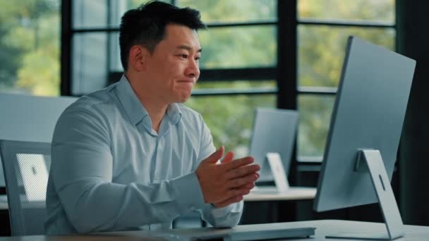 Корейский Этнический Мужчина Специалист Офис Менеджер Ввода Клавиатуре Чата Онлайн — стоковое видео