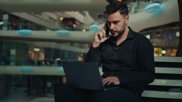 Karyawan Kaukasia Pengusaha Usia Bekerja Jauh Perusahaan Membicarakan Telepon Seluler — Stok Video
