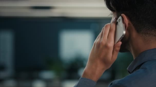 사업가젊은 사업가 매니저 사무실에서 통화먼 클라이언트 전화를 사용하여 — 비디오
