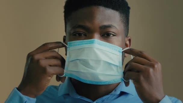 Kapalı Yüz Portresi Hasta Afrikalı Hasta Erkek Hasta Adamı Tıbbi — Stok video
