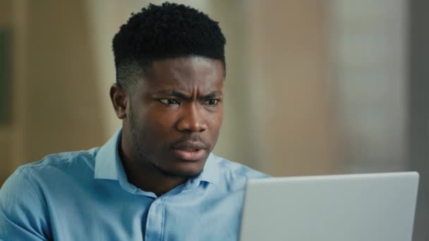 Angry Irytujący Człowiek Afrykański Biznesmen Szef Rozmawiać Wideo Konferencji Używać — Wideo stockowe
